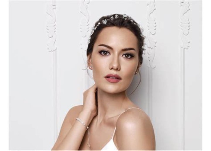 Fahriye Evcen – Biography, Facts & Life Story